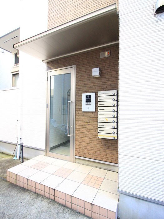 物件外観写真2　(エントランス部分)