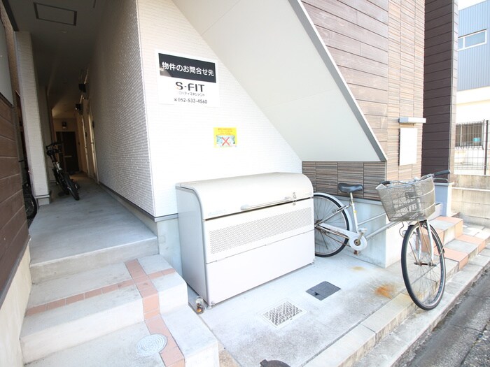 物件外観写真3　(エントランス部分)