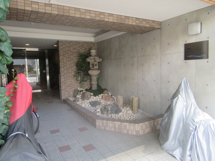 物件外観写真2　(エントランス部分)