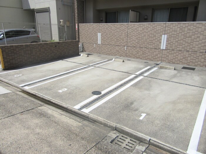 物件外観写真5　(駐車場)