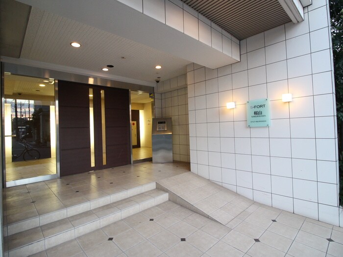 物件外観写真2　(エントランス部分)