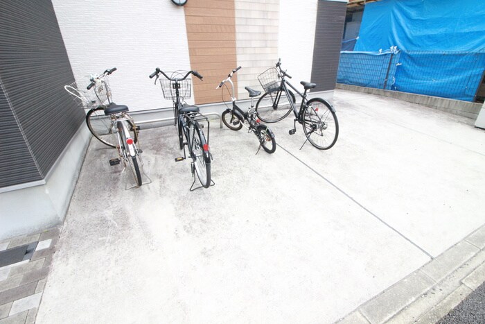 物件外観写真4　(駐輪場)
