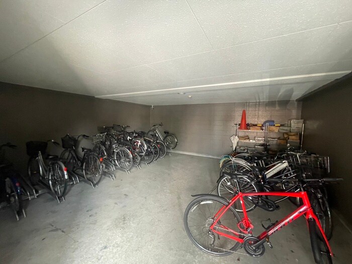 物件外観写真4　(駐輪場)