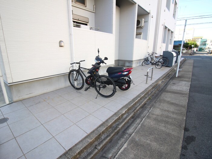 物件外観写真2　(駐輪場)