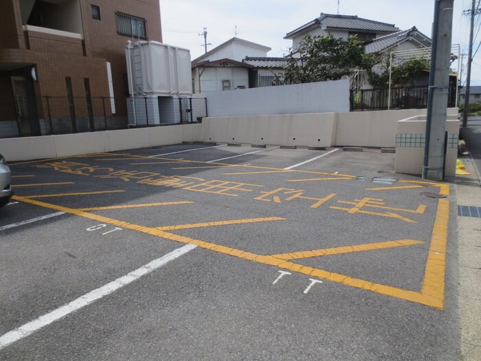 物件外観写真5　(駐車場)