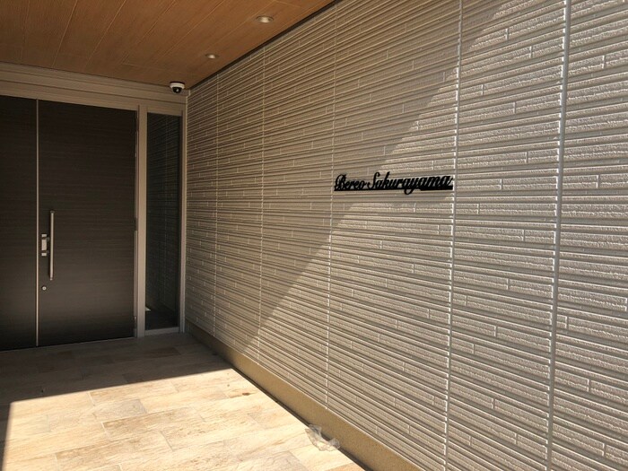 物件外観写真2　(エントランス部分)