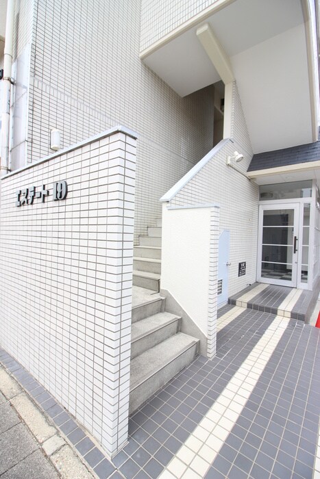 物件外観写真2　(エントランス部分)