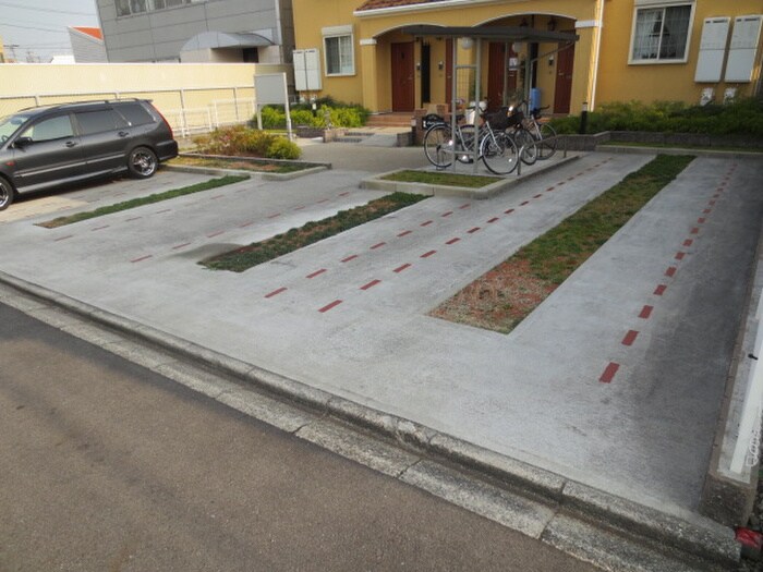 物件外観写真3　(駐車場)