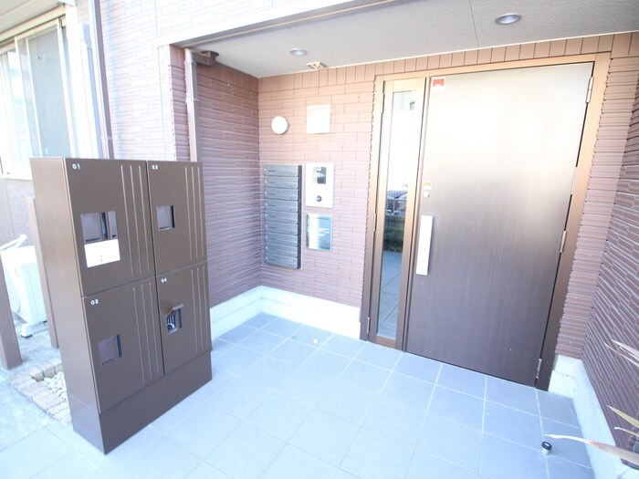 物件外観写真2　(エントランス部分)