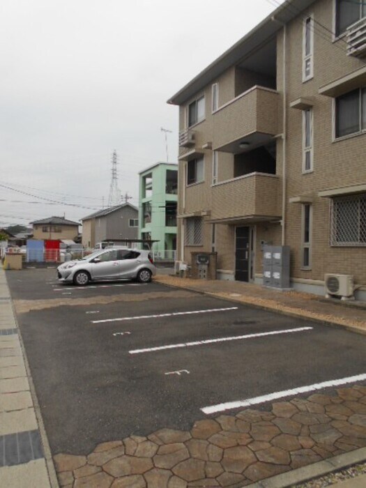 物件外観写真3　(駐車場)