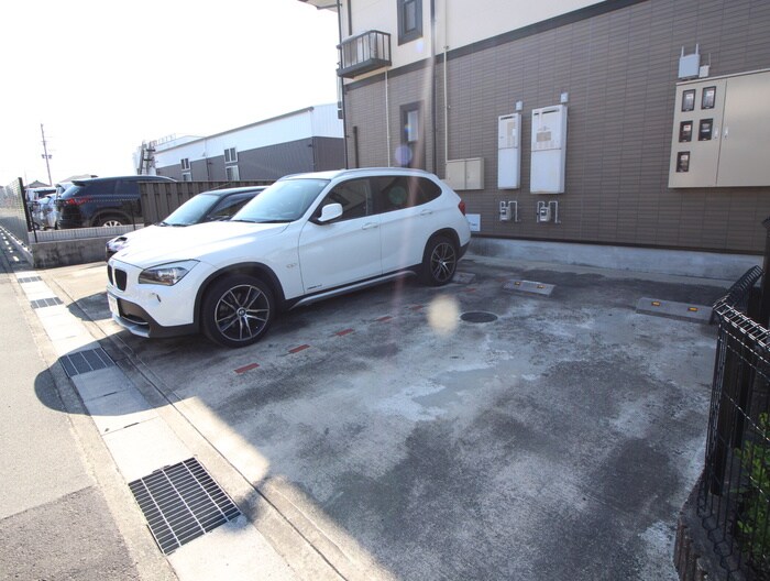 物件外観写真4　(駐車場)