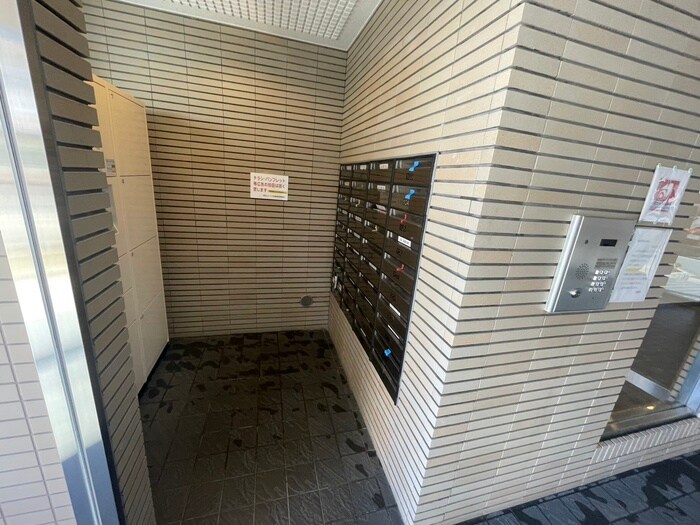 物件外観写真6　(エントランス部分)