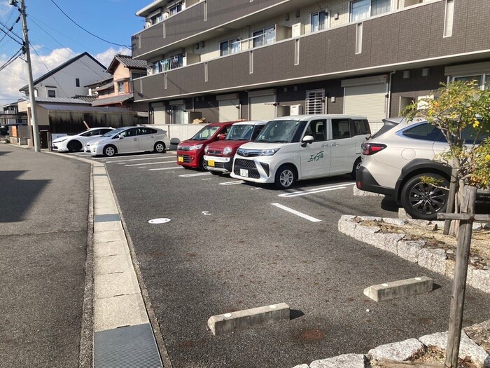 物件外観写真2　(駐車場)