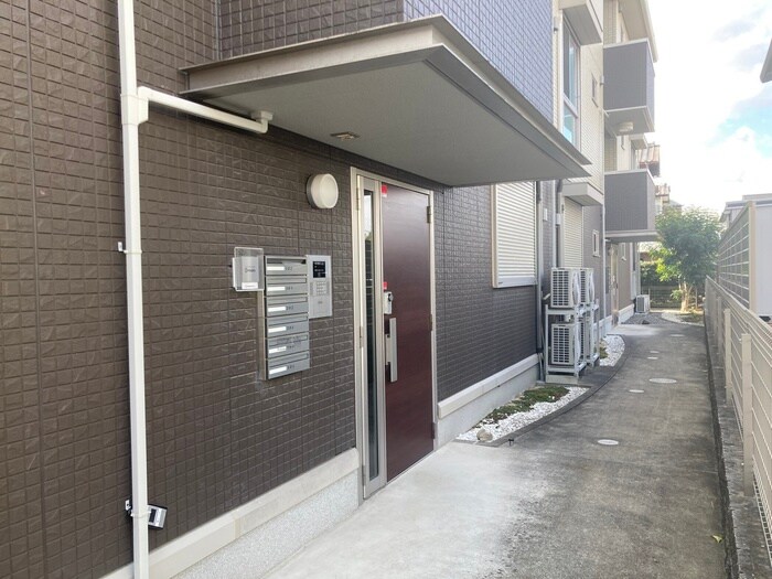 物件外観写真4　(エントランス部分)