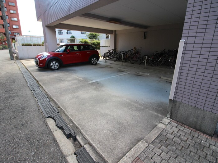 物件外観写真3　(駐車場)