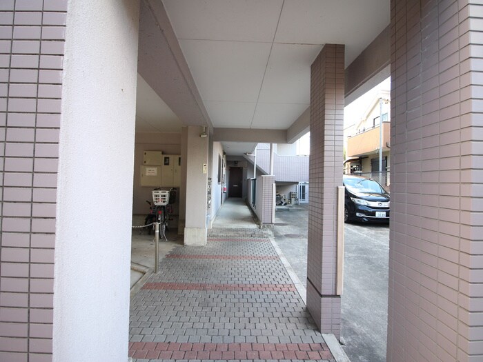 物件外観写真4　(エントランス部分)