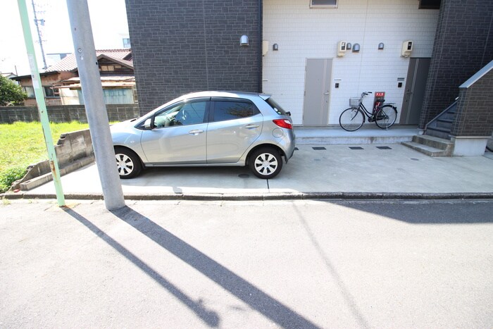 物件外観写真5　(駐車場)