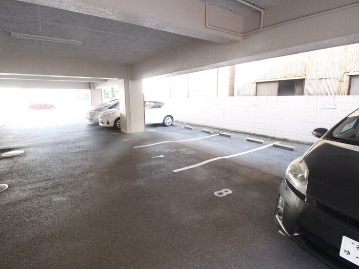 物件外観写真2　(駐車場)