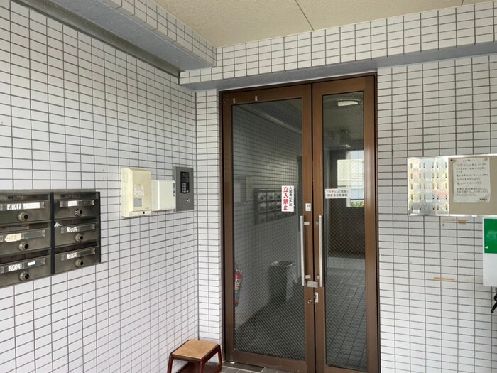 物件外観写真3　(エントランス部分)