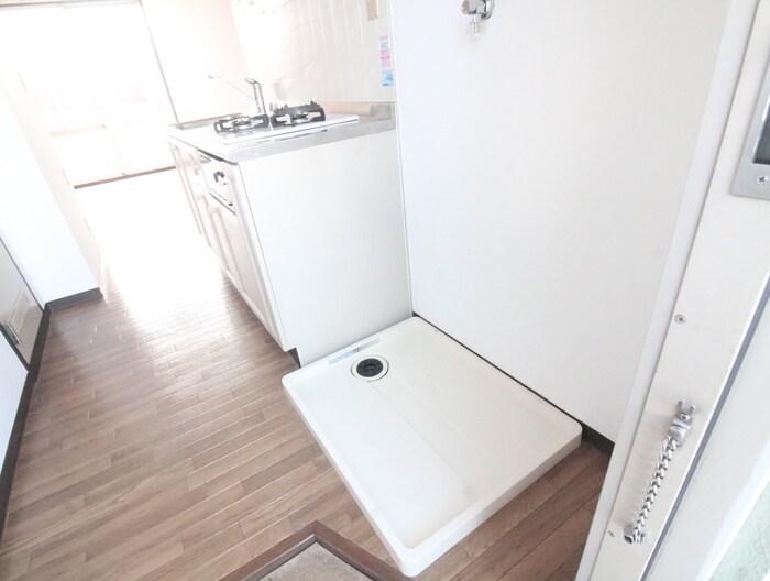 物件内観写真10　(洗濯機置場)