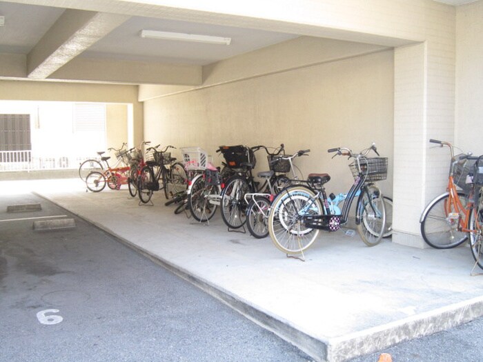 物件外観写真4　(駐輪場)