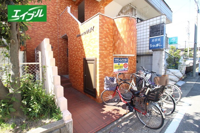 物件外観写真2　(エントランス部分)