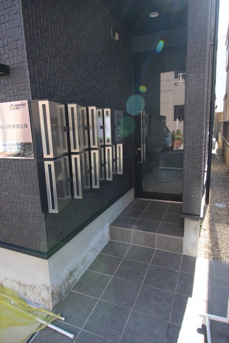 物件外観写真6　(エントランス部分)