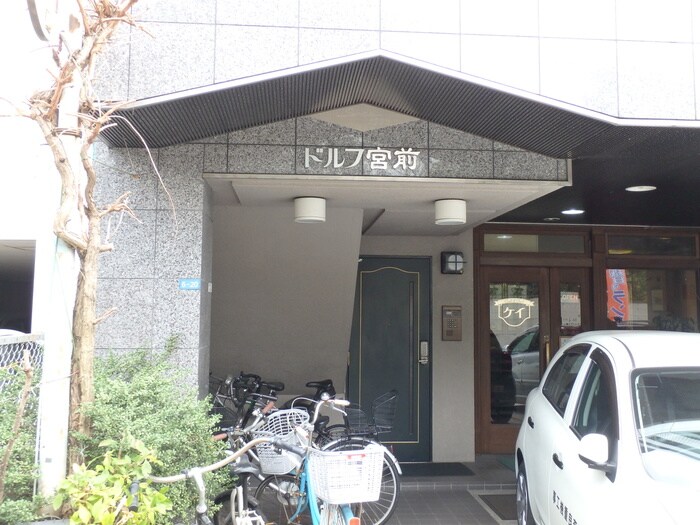 物件外観写真6　(エントランス部分)