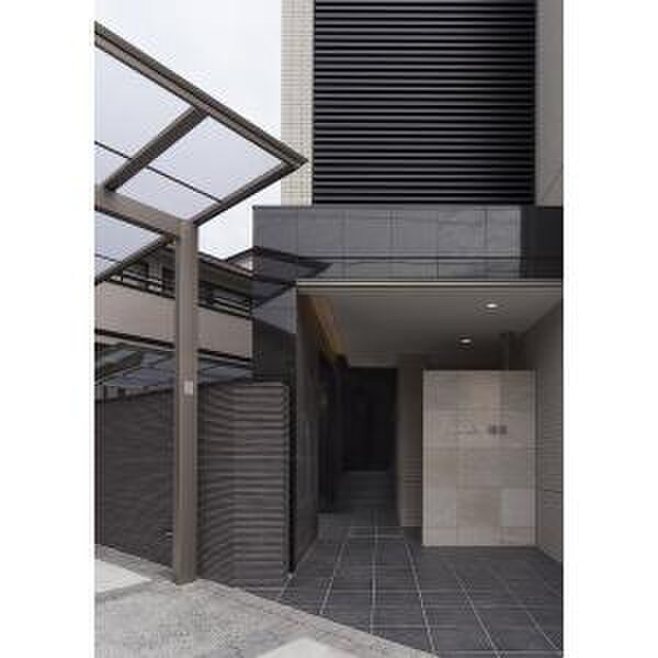 物件外観写真3　(エントランス部分)