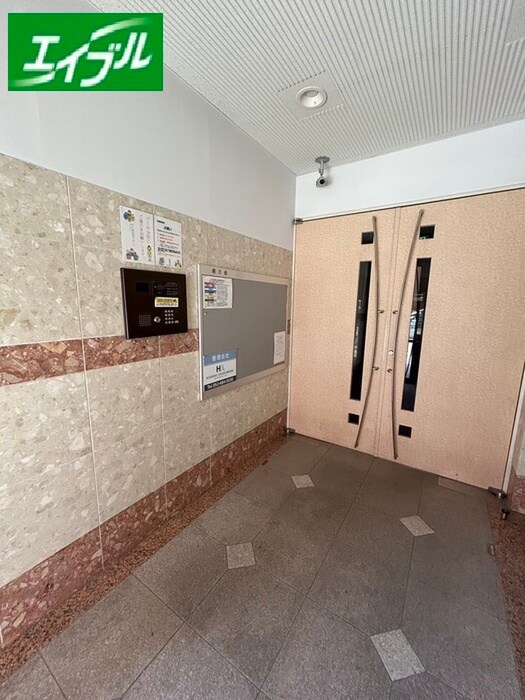 物件外観写真3　(エントランス部分)