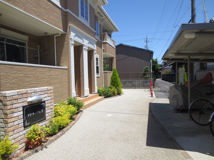 物件外観写真3　(エントランス部分)