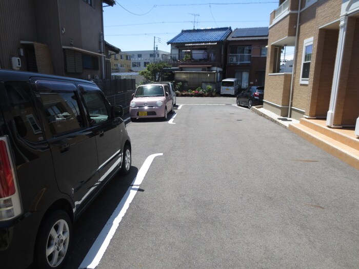 物件外観写真4　(駐車場)