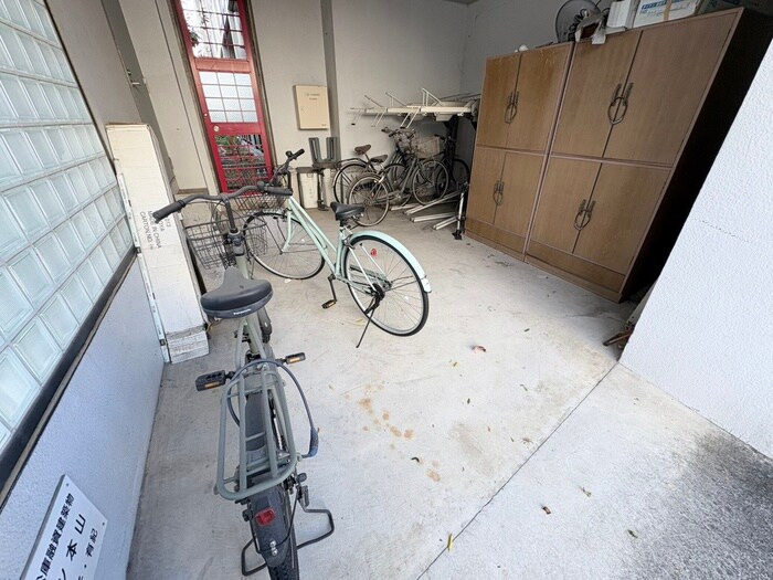 物件外観写真4　(駐輪場)