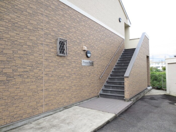 物件外観写真6　(エントランス部分)