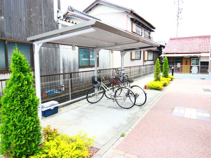物件外観写真4　(駐輪場)