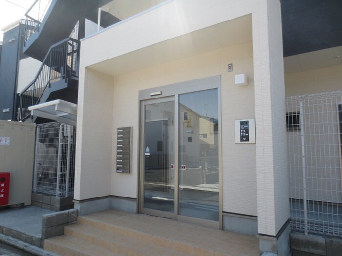 物件外観写真2　(エントランス部分)