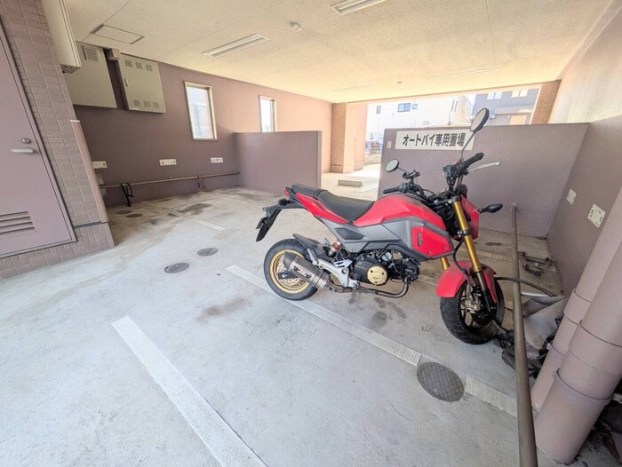 物件外観写真4　(バイク置き場)