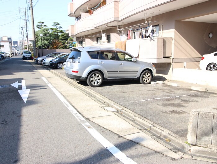 物件外観写真3　(駐車場)