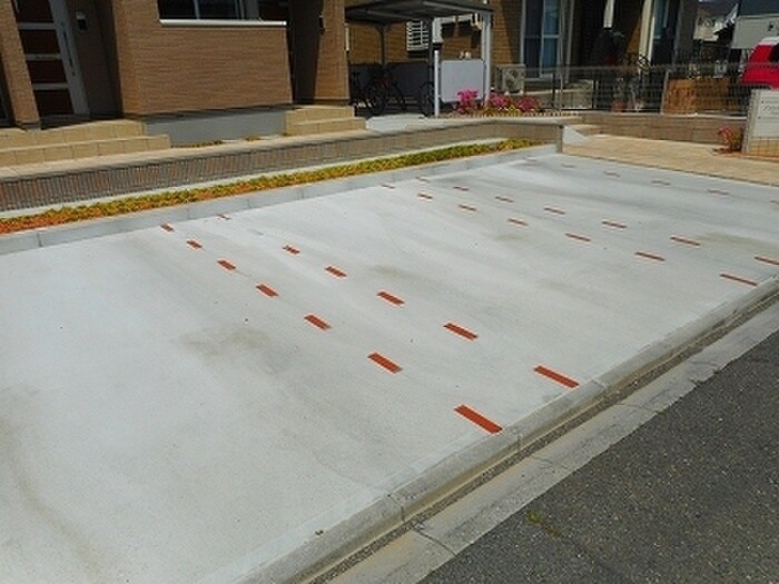 物件外観写真2　(駐車場)