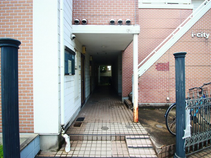 物件外観写真3　(エントランス部分)