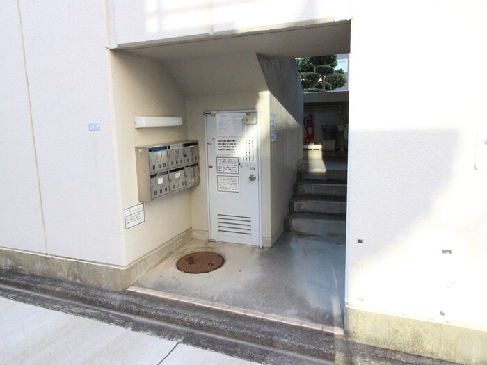 物件外観写真3　(エントランス部分)