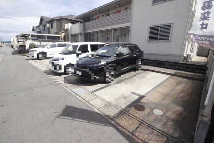 物件外観写真5　(駐車場)