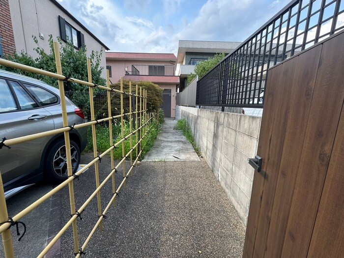 物件外観写真2　(エントランス部分)