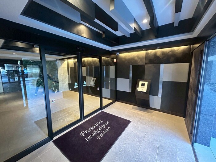 物件外観写真2　(エントランス部分)