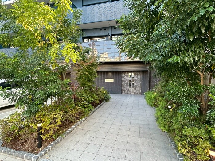 物件外観写真3　(エントランス部分)