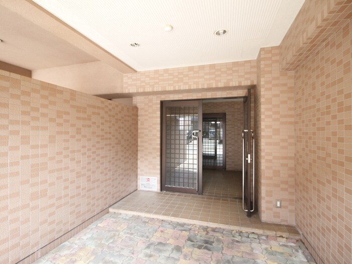 物件外観写真5　(エントランス部分)