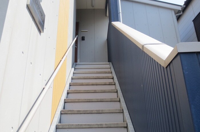 物件外観写真4　(エントランス部分)