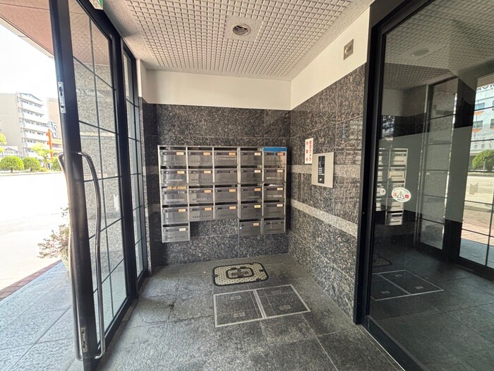 物件外観写真6　(エントランス部分)