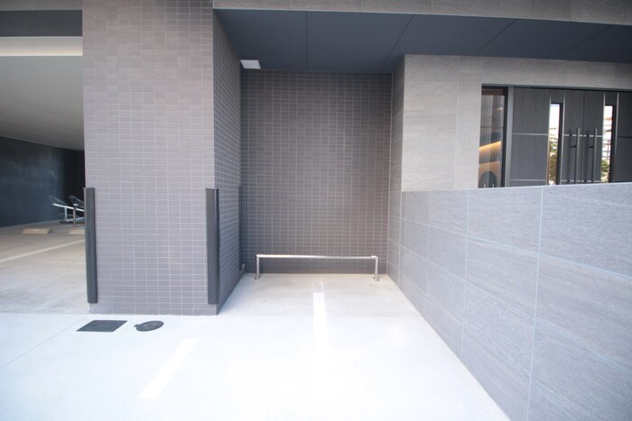 物件外観写真4　(バイク置き場)