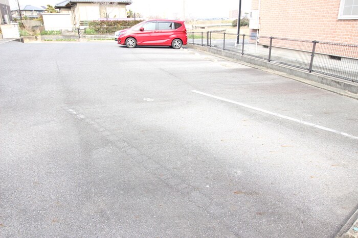 物件外観写真6　(駐車場)